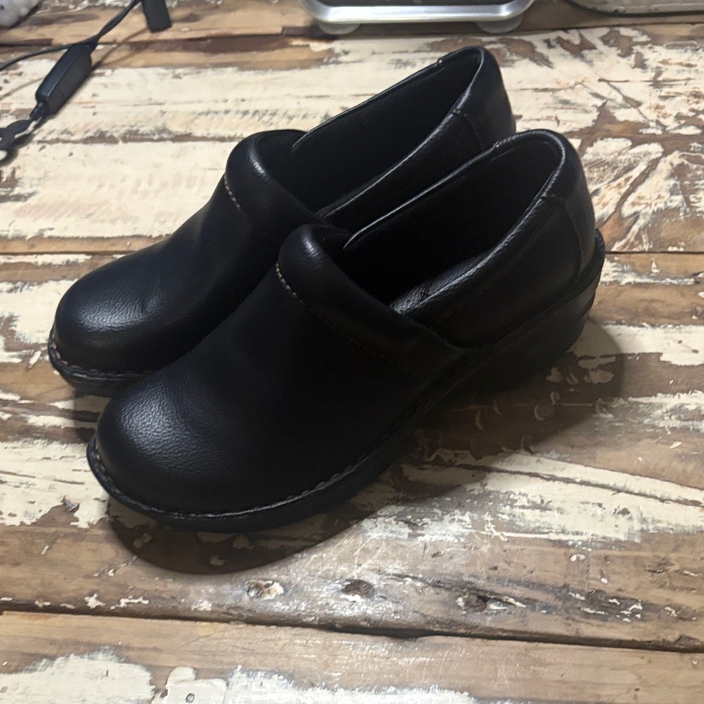 b.o.c. Women's Black Leather Mules - Picture 6 of 9